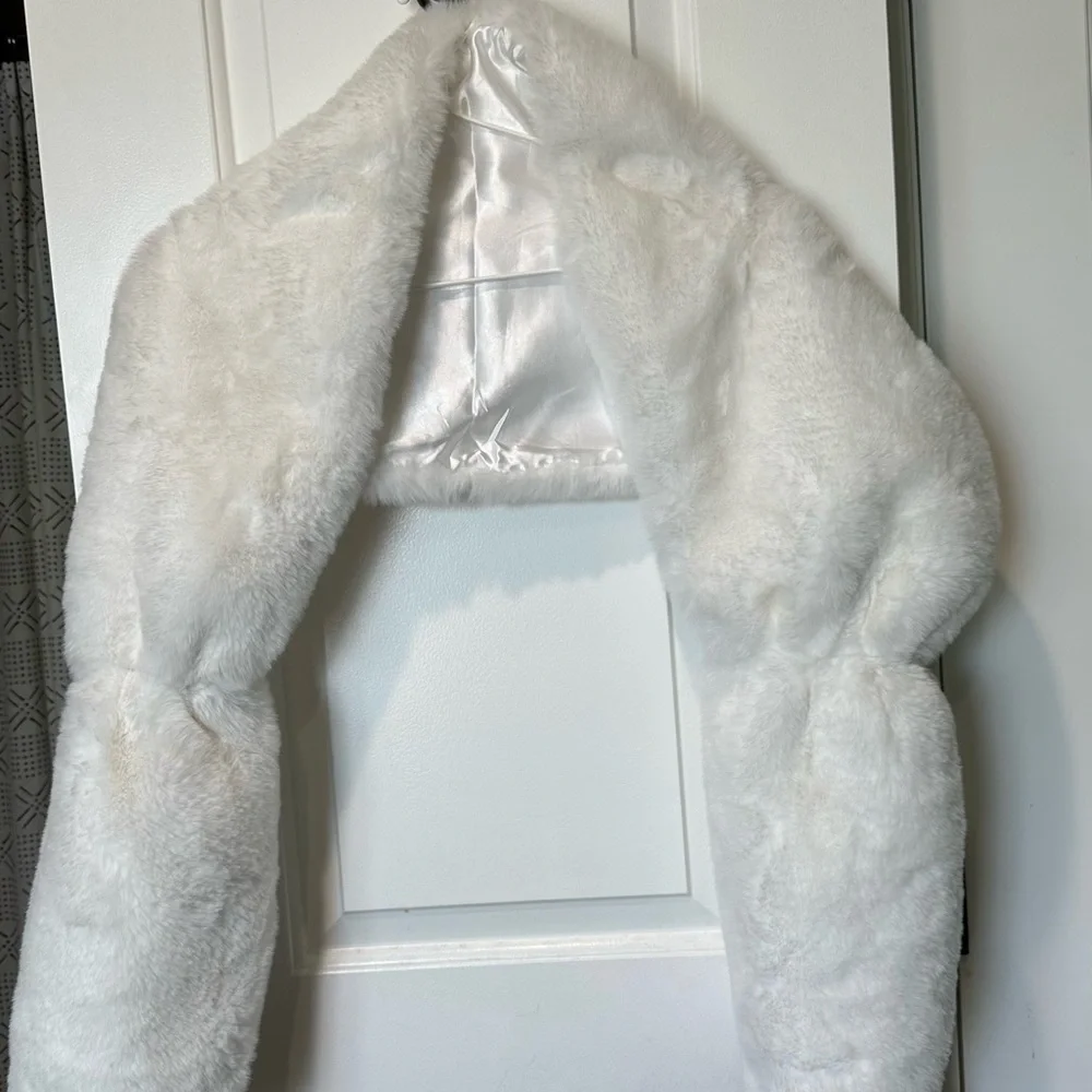 Lulus White Faux Fur Stole - Picture 2 of 2